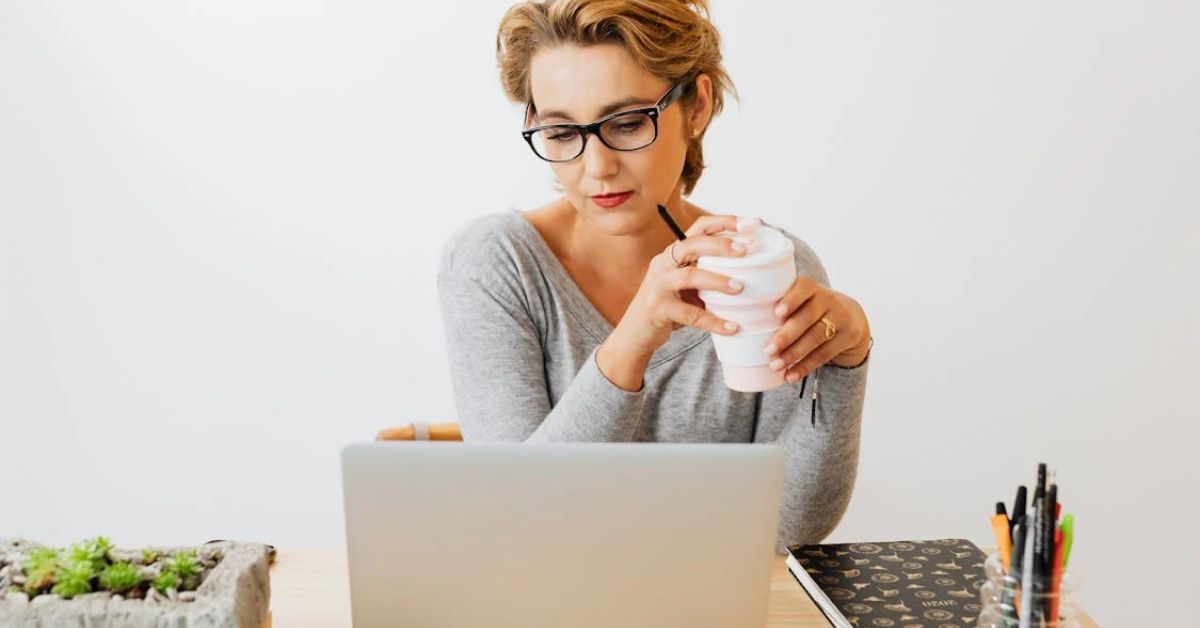 Kvinde arbejder med blue light briller på